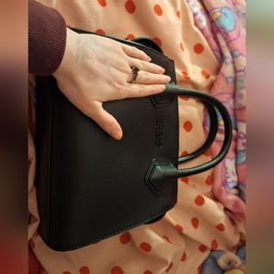 Black Guess bag sold on mercari/vinted gwenjaminfranklin